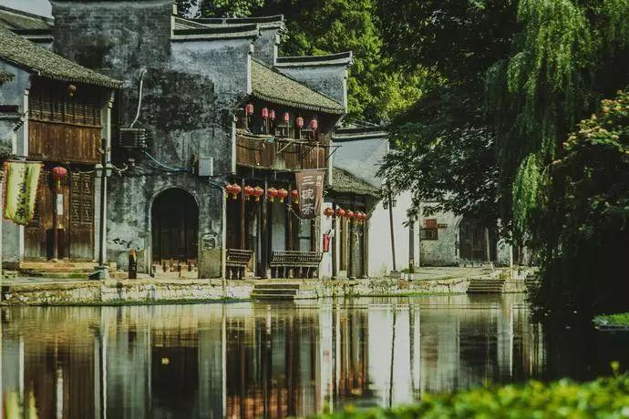 琳娜整理房间